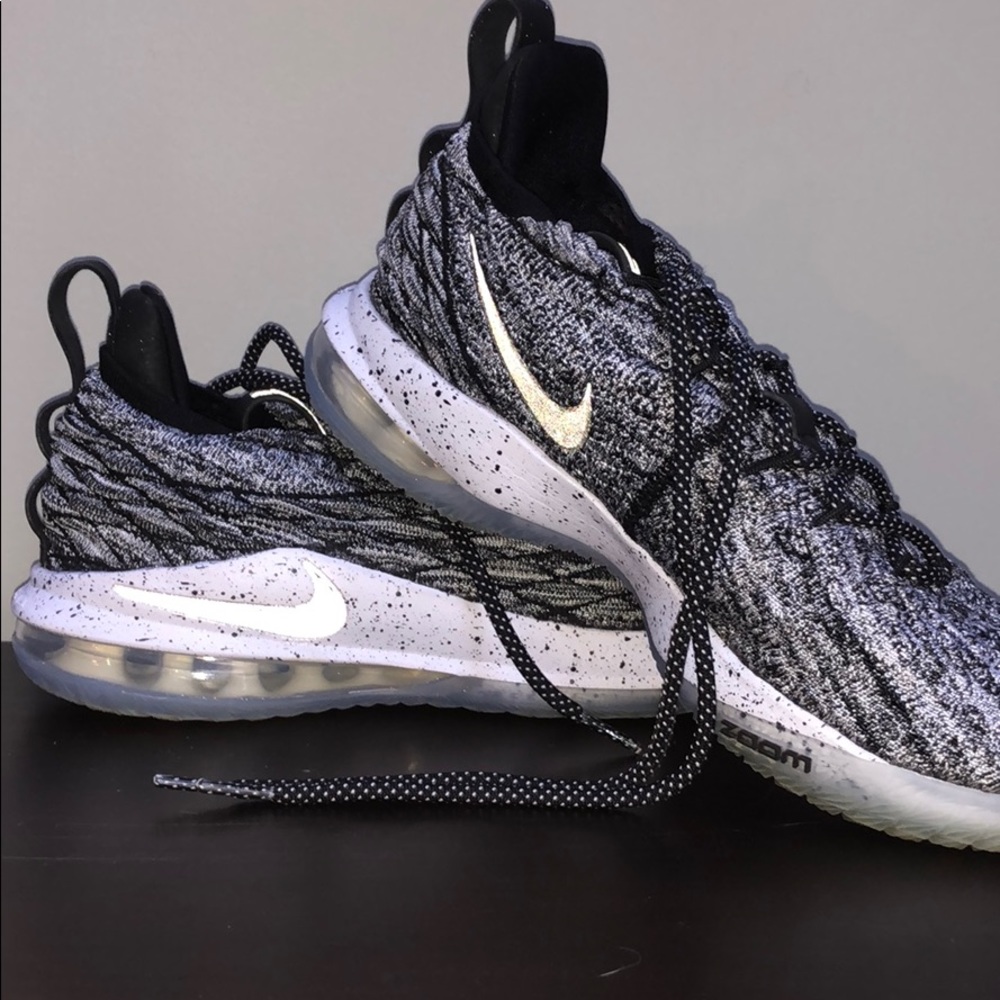 Basketball shoes - Picture 1 of 5